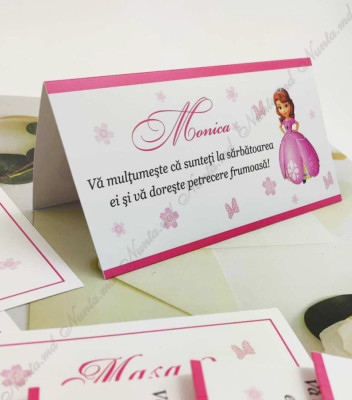 <p>Card de masă sau plic de bani pentru cumatrie sau alte evenimente, în interiorul căruia este un compartiment (buzunărel) care poate fi folosit ca plic pentru bani.</p><p><strong>Dacă faceţi invitaţiile la noi, la plicuri beneficiaţi &nbsp;10% reducere.</strong></p>