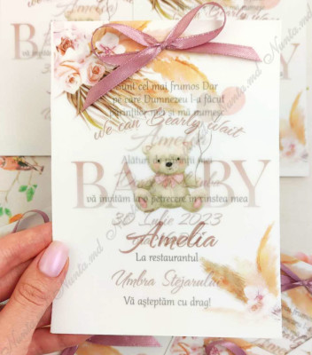 <p>Invitaţie originală la cumatrie sau botez, cu tematica ursuleţ. Design personalizat confecţionată din foaie de calc accesorizată cu o fundiță din satin.</p><p><strong>Setul poate fi completat cu:</strong></p><p>•&nbsp;&nbsp;&nbsp;&nbsp;&nbsp;&nbsp;&nbsp;&nbsp; Aranjare la mese;</p><p>•&nbsp;&nbsp;&nbsp;&nbsp;&nbsp;&nbsp;&nbsp;&nbsp; Cartea de urări;</p><p>•&nbsp;&nbsp;&nbsp;&nbsp;&nbsp;&nbsp;&nbsp;&nbsp; Plic de bani;</p><p>•&nbsp;&nbsp;&nbsp;&nbsp;&nbsp;&nbsp;&nbsp;&nbsp; Număr la masă etc.</p><p>•&nbsp;&nbsp;&nbsp;&nbsp;&nbsp;&nbsp;&nbsp;&nbsp; Cutie pentru colaci;</p><p>•&nbsp;&nbsp;&nbsp;&nbsp;&nbsp;&nbsp;&nbsp;&nbsp; Cutie pentru bani.</p><p><strong>ATENŢIE: </strong>În dependenţă de tipul hârtiei, complexitatea modelului şi componentele alese, preţul poate varia.&nbsp;</p><p>Designul poate modificat !!!</p>