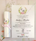 <p>Invitație la nuntă confecţionată dintr-un carton perlat cu imprimeuri de roz. Se rulează şi se face tubuşor. Tubul are ca accesoriu o fundiţă.</p><p>Design-ul poate fi modificat.&nbsp;</p><p><strong>Setul poate fi completat cu:</strong></p><p>• Aranjare la mese;</p><p>• Plic de bani;</p><p>• Număr la masă etc.</p><p>• Căsuţa pentru plicuri de bani</p><p><strong>ATENŢIE: </strong>În dependenţă de tipul hârtiei, complexitatea modelului şi componentele alese, preţul poate varia.&nbsp;</p><p>Orice idee poate fi realizată !!!</p>