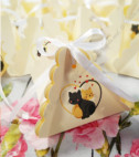 <p>Mărturie de nuntă accesorizată cu fundiță. Pe această cutie este posibilă imprimarea iniţialelor mirilor/data evenimentului. Se oferă în dar invitaților în semn de mulțumire pentru prezența la eveniment. &nbsp;Fundiţa nu este inclusă în preţ.</p>