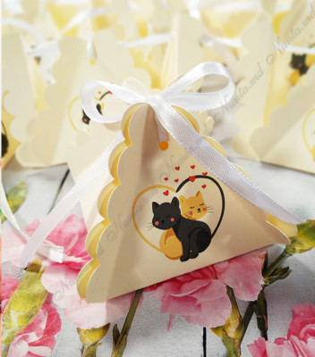 <p>Mărturie de nuntă accesorizată cu fundiță. Pe această cutie este posibilă imprimarea iniţialelor mirilor/data evenimentului. Se oferă în dar invitaților în semn de mulțumire pentru prezența la eveniment. &nbsp;Fundiţa nu este inclusă în preţ.</p>