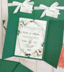 <p>Invitație la nuntă confecţionată din carton verde mat, textul este imprimat pe interior, cu diverse imprimeuri greenery.</p><p>Design-ul poate fi modificat.&nbsp;</p><p><strong>Setul poate fi completat cu:</strong></p><p>• Plic invitaţie;</p><p>• Cartonaş A5 cu aranjarea oaspeţilor la mese;</p><p>• Plic de bani;</p><p>• Număr la masă etc.</p><p><strong>ATENŢIE: </strong>În dependenţă de tipul hârtiei, complexitatea modelului şi componentele alese, preţul poate varia.&nbsp;</p><p>Orice idee poate fi realizată !!!</p>
