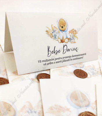 <p>Card de masă sau plic de bani pentru cumatrie sau alte evenimente, în interiorul căruia este un compartiment (buzunărel) care poate fi folosit ca plic pentru bani.</p><p><strong>Dacă faceţi invitaţiile la noi, la plicuri beneficiaţi &nbsp;10% reducere.</strong></p>