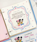<p><strong>Cartea de Urări este un accesoriu stilat şi practic pentru fiecare eveniment. Pe paginile Cărţii, cei dragi vor scrie cele mai calde mesaje şi impresii de la eveniment.&nbsp;</strong></p><p>Cartea poate fi personalizată după orice dorinţă.</p><p>În funcţie de dimensiuni, numărul foilor, designului coperţii preţul poate varia:</p><ol><li>25 foi - 325 lei;</li><li>35 foi - 380 lei;</li><li>50 foi - 499 lei</li></ol>