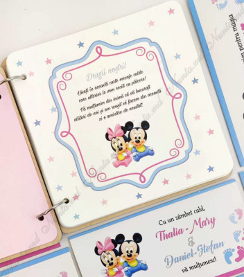 <p><strong>Cartea de Urări este un accesoriu stilat şi practic pentru fiecare eveniment. Pe paginile Cărţii, cei dragi vor scrie cele mai calde mesaje şi impresii de la eveniment.&nbsp;</strong></p><p>Cartea poate fi personalizată după orice dorinţă.</p><p>În funcţie de dimensiuni, numărul foilor, designului coperţii preţul poate varia:</p><ol><li>25 foi - 325 lei;</li><li>35 foi - 380 lei;</li><li>50 foi - 499 lei</li></ol>