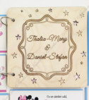 <p><strong>Cartea de Urări este un accesoriu stilat şi practic pentru fiecare eveniment. Pe paginile Cărţii, cei dragi vor scrie cele mai calde mesaje şi impresii de la eveniment.&nbsp;</strong></p><p>Cartea poate fi personalizată după orice dorinţă.</p><p>În funcţie de dimensiuni, numărul foilor, designului coperţii preţul poate varia:</p><ol><li>25 foi - 325 lei;</li><li>35 foi - 380 lei;</li><li>50 foi - 499 lei</li></ol>