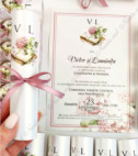 <p>Invitație la nuntă confecţionată dintr-un carton perlat cu imprimeuri roz. Se rulează şi se face tubuşor. Tubul are ca accesoriu o fundiţă.</p><p>Design-ul poate fi modificat.&nbsp;</p><p><strong>Setul poate fi completat cu:</strong></p><p>• Aranjare la mese;</p><p>• Plic de bani;</p><p>• Număr la masă etc.</p><p>• Căsuţa pentru plicuri de bani</p><p><strong>ATENŢIE: </strong>În dependenţă de tipul hârtiei, complexitatea modelului şi componentele alese, preţul poate varia.&nbsp;</p><p>Orice idee poate fi realizată !!!</p>