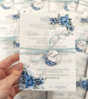 <p>Invitaţie pentru nunta, este compusa din cartonaş alb, coperta din folie transparenta, accesorizată cu funie albastră.. La dorinţa poate fi adaugată o etichetă cu iniţialele mirilor sau data evenimentului.</p><p><strong>Setul poate fi completat cu:</strong></p><p>• Aranjare la mese;</p><p>• Plic de bani;</p><p>• Număr la masă etc.</p><p>Aceste componente pot fi сomandate cât în set atât şi separat.&nbsp;</p><p><strong>ATENŢIE:</strong> În dependenţă de tipul hârtiei, complexitatea modelului şi componentele alese, preţul poate varia.&nbsp;</p><p>Orice idee poate fi realizată !!!</p>