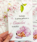 <p>Invitaţie pentru cumatrie sau boteu fetiţă, cu design personalizat confecţionată din carton alb.</p><p>La dorinţă se imprimă şi poza bebeluşului.(contra cost)</p><p><strong>Setul poate fi completat cu:</strong></p><p>•&nbsp;&nbsp;&nbsp;&nbsp;&nbsp;&nbsp;&nbsp;&nbsp; Aranjare la mese;</p><p>•&nbsp;&nbsp;&nbsp;&nbsp;&nbsp;&nbsp;&nbsp;&nbsp; Cartea de urări;</p><p>•&nbsp;&nbsp;&nbsp;&nbsp;&nbsp;&nbsp;&nbsp;&nbsp; Plic de bani;</p><p>•&nbsp;&nbsp;&nbsp;&nbsp;&nbsp;&nbsp;&nbsp;&nbsp; Număr la masă etc.</p><p>•&nbsp;&nbsp;&nbsp;&nbsp;&nbsp;&nbsp;&nbsp;&nbsp; Cutie pentru colaci;</p><p>•&nbsp;&nbsp;&nbsp;&nbsp;&nbsp;&nbsp;&nbsp;&nbsp; Cutie pentru bani.</p><p><strong>ATENŢIE: </strong>În dependenţă de tipul hârtiei, complexitatea modelului şi componentele alese, preţul poate varia.&nbsp;</p><p>Designul poate modificat !!!</p>