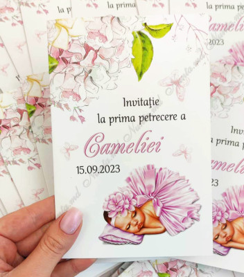 <p>Invitaţie pentru cumatrie sau boteu fetiţă, cu design personalizat confecţionată din carton alb.</p><p>La dorinţă se imprimă şi poza bebeluşului.(contra cost)</p><p><strong>Setul poate fi completat cu:</strong></p><p>•&nbsp;&nbsp;&nbsp;&nbsp;&nbsp;&nbsp;&nbsp;&nbsp; Aranjare la mese;</p><p>•&nbsp;&nbsp;&nbsp;&nbsp;&nbsp;&nbsp;&nbsp;&nbsp; Cartea de urări;</p><p>•&nbsp;&nbsp;&nbsp;&nbsp;&nbsp;&nbsp;&nbsp;&nbsp; Plic de bani;</p><p>•&nbsp;&nbsp;&nbsp;&nbsp;&nbsp;&nbsp;&nbsp;&nbsp; Număr la masă etc.</p><p>•&nbsp;&nbsp;&nbsp;&nbsp;&nbsp;&nbsp;&nbsp;&nbsp; Cutie pentru colaci;</p><p>•&nbsp;&nbsp;&nbsp;&nbsp;&nbsp;&nbsp;&nbsp;&nbsp; Cutie pentru bani.</p><p><strong>ATENŢIE: </strong>În dependenţă de tipul hârtiei, complexitatea modelului şi componentele alese, preţul poate varia.&nbsp;</p><p>Designul poate modificat !!!</p>