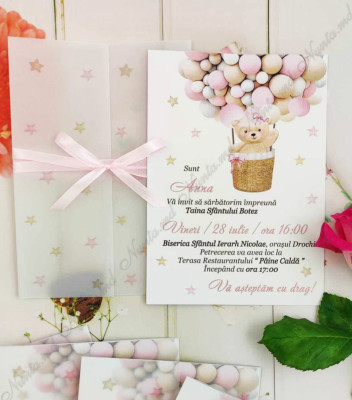 <p>Invitaţie originală pentru cumatrie-botez, cu design personalizat confecţionată din carton şi cu plic transparent sidefat din foaie de calc accesorizată cu o fundiță din satin.</p><p><strong>Setul poate fi completat cu:</strong></p><p>•&nbsp;&nbsp;&nbsp;&nbsp;&nbsp;&nbsp;&nbsp;&nbsp; Aranjare la mese;</p><p>•&nbsp;&nbsp;&nbsp;&nbsp;&nbsp;&nbsp;&nbsp;&nbsp; Cartea de urări;</p><p>•&nbsp;&nbsp;&nbsp;&nbsp;&nbsp;&nbsp;&nbsp;&nbsp; Plic de bani;</p><p>•&nbsp;&nbsp;&nbsp;&nbsp;&nbsp;&nbsp;&nbsp;&nbsp; Număr la masă etc.</p><p>•&nbsp;&nbsp;&nbsp;&nbsp;&nbsp;&nbsp;&nbsp;&nbsp; Bomboniera;</p><p>•&nbsp;&nbsp;&nbsp;&nbsp;&nbsp;&nbsp;&nbsp;&nbsp; Cutie pentru colaci;</p><p>•&nbsp;&nbsp;&nbsp;&nbsp;&nbsp;&nbsp;&nbsp;&nbsp; Cutie pentru bani.</p><p><strong>ATENŢIE: </strong>În dependenţă de tipul hârtiei, complexitatea modelului şi componentele alese, preţul poate varia.&nbsp;</p><p>Designul poate modificat !!!</p>