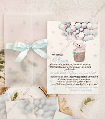 <p>Invitaţie originală pentru cumatrie-botez, cu design personalizat confecţionată din carton şi cu plic transparent sidefat din foaie de calc accesorizată cu o fundiță din satin.</p><p><strong>Setul poate fi completat cu:</strong></p><p>•&nbsp;&nbsp;&nbsp;&nbsp;&nbsp;&nbsp;&nbsp;&nbsp; Aranjare la mese;</p><p>•&nbsp;&nbsp;&nbsp;&nbsp;&nbsp;&nbsp;&nbsp;&nbsp; Cartea de urări;</p><p>•&nbsp;&nbsp;&nbsp;&nbsp;&nbsp;&nbsp;&nbsp;&nbsp; Plic de bani;</p><p>•&nbsp;&nbsp;&nbsp;&nbsp;&nbsp;&nbsp;&nbsp;&nbsp; Număr la masă etc.</p><p>•&nbsp;&nbsp;&nbsp;&nbsp;&nbsp;&nbsp;&nbsp;&nbsp; Bomboniera;</p><p>•&nbsp;&nbsp;&nbsp;&nbsp;&nbsp;&nbsp;&nbsp;&nbsp; Cutie pentru colaci;</p><p>•&nbsp;&nbsp;&nbsp;&nbsp;&nbsp;&nbsp;&nbsp;&nbsp; Cutie pentru bani.</p><p><strong>ATENŢIE: </strong>În dependenţă de tipul hârtiei, complexitatea modelului şi componentele alese, preţul poate varia.&nbsp;</p><p>Designul poate modificat !!!</p>