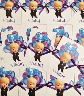 <p>Invitaţie pentru cumatrie cu tematica &nbsp;"Baby Boss", cu design personalizat confecţionată din carton alb.</p><p>La dorinţă se imprimă şi poza bebeluşului.(contra cost)</p><p><strong>Setul poate fi completat cu:</strong></p><p>•&nbsp;&nbsp;&nbsp;&nbsp;&nbsp;&nbsp;&nbsp;&nbsp; Aranjare la mese;</p><p>•&nbsp;&nbsp;&nbsp;&nbsp;&nbsp;&nbsp;&nbsp;&nbsp; Cartea de urări;</p><p>•&nbsp;&nbsp;&nbsp;&nbsp;&nbsp;&nbsp;&nbsp;&nbsp; Plic de bani;</p><p>•&nbsp;&nbsp;&nbsp;&nbsp;&nbsp;&nbsp;&nbsp;&nbsp; Număr la masă etc.</p><p>•&nbsp;&nbsp;&nbsp;&nbsp;&nbsp;&nbsp;&nbsp;&nbsp; Cutie pentru colaci;</p><p>•&nbsp;&nbsp;&nbsp;&nbsp;&nbsp;&nbsp;&nbsp;&nbsp; Cutie pentru bani.</p><p><strong>ATENŢIE: </strong>În dependenţă de tipul hârtiei, complexitatea modelului şi componentele alese, preţul poate varia.&nbsp;</p><p>Designul poate modificat !!!</p>