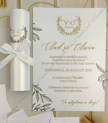 <p>Invitație la nuntă confecţionată dintr-un carton perlat cu imprimeuri minimaliste. Se rulează şi se face tubuşor. Tubul are ca accesoriu o fundiţă.</p><p>Design-ul poate fi modificat.&nbsp;</p><p><strong>Setul poate fi completat cu:</strong></p><p>• Aranjare la mese;</p><p>• Plic de bani;</p><p>• Număr la masă etc.</p><p>• Căsuţa pentru plicuri de bani</p><p><strong>ATENŢIE: </strong>În dependenţă de tipul hârtiei, complexitatea modelului şi componentele alese, preţul poate varia.&nbsp;</p><p>Orice idee poate fi realizată !!!</p>