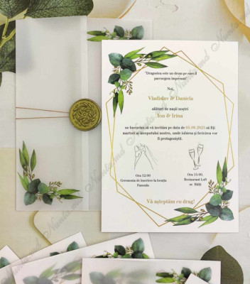 <p>Invitaţie pentru nunta, este compusa din cartonaş alb, coperta din folie transparenta, accesorizată cu ştampilă gold.</p><p><strong>Setul poate fi completat cu:</strong></p><p>• Aranjare la mese;</p><p>• Plic de bani;</p><p>• Număr la masă etc.</p><p>Aceste componente pot fi сomandate cât în set atât şi separat.&nbsp;</p><p><strong>ATENŢIE:</strong> În dependenţă de tipul hârtiei, complexitatea modelului şi componentele alese, preţul poate varia.&nbsp;</p><p>Orice idee poate fi realizată !!!&nbsp;</p>