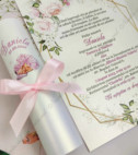 <p>Invitație la botez sau cumatrie confecţionată dintr-un carton perlat cu imprimeuri diverse. Se rulează şi se face tubuşor. Tubul are ca accesoriu o fundiţă.</p><p>Design-ul poate fi modificat.&nbsp;</p><p><strong>Setul poate fi completat cu:</strong></p><p>• Aranjare la mese;</p><p>• Plic de bani;</p><p>• Număr la masă etc.</p><p>• Căsuţa pentru plicuri de bani</p><p><strong>ATENŢIE: </strong>În dependenţă de tipul hârtiei, complexitatea modelului şi componentele alese, preţul poate varia.&nbsp;</p><p>Orice idee poate fi realizată !!!</p>