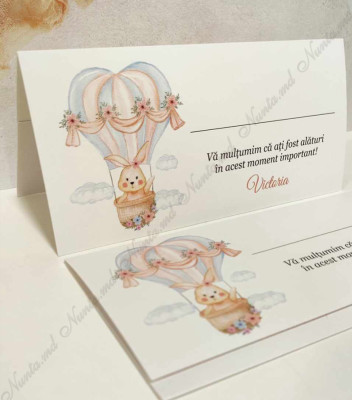<p>Card de masă sau plic de bani pentru cumatrie sau alte evenimente, în interiorul căruia este un compartiment (buzunărel) care poate fi folosit ca plic pentru bani.</p><p><strong>Dacă faceţi invitaţiile la noi, la plicuri beneficiaţi &nbsp;10% reducere.</strong></p>