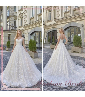 O rochie elegantă și feminină te aşteaptă la Fashion Bride!