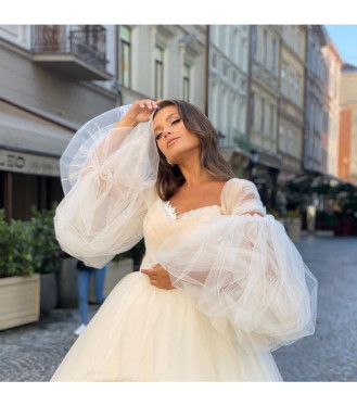 În stocul VIO Wedding Dresses!