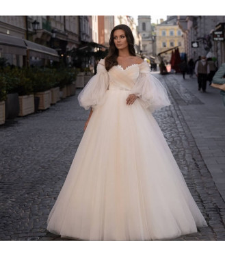 În stocul VIO Wedding Dresses!